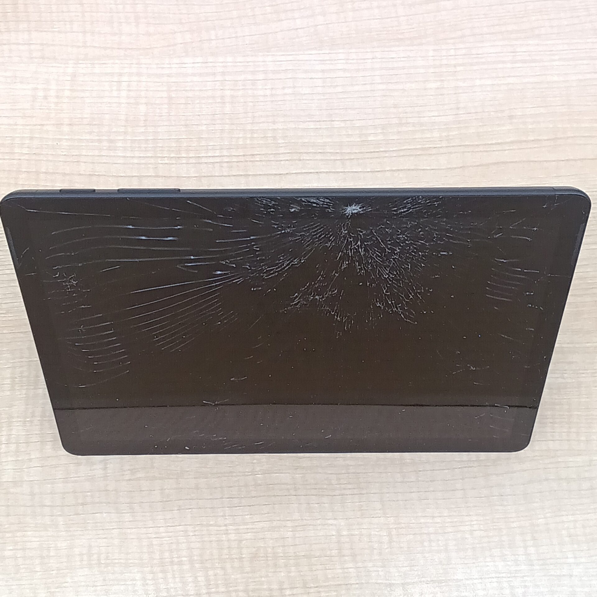 画面が割れたsurface go 3